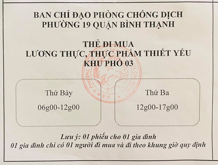 Người dân TP.HCM cầm phiếu đi siêu thị theo khung giờ - Ảnh 2.