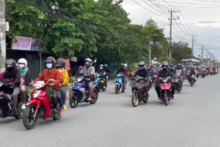 Cảnh sát giao thông dẫn đường cho hơn 900 công nhân Đồng Nai về quê - Ảnh 2.