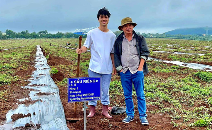 Công Phượng đi... trồng sầu riêng cùng “bầu” Đức - Ảnh 1.