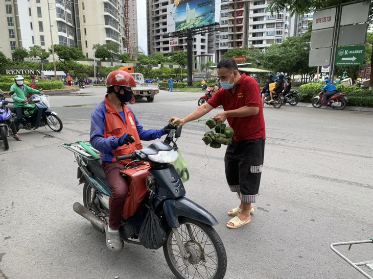 Giữ tinh thần để vượt qua ngày bão - Ảnh 1. Giữ tinh thần để vượt qua ngày bão - Ảnh 1.