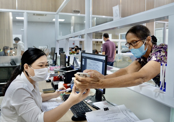 Ngồi nhà làm thủ tục, nộp phí qua mạng - Ảnh 1. Ngồi nhà làm thủ tục, nộp phí qua mạng - Ảnh 1.