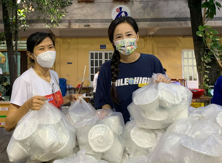 Tình người nơi tuyến đầu phòng, chống dịch COVID-19: Mai Phương Thúy lăn xả ở tuyến đầu - Ảnh 3.