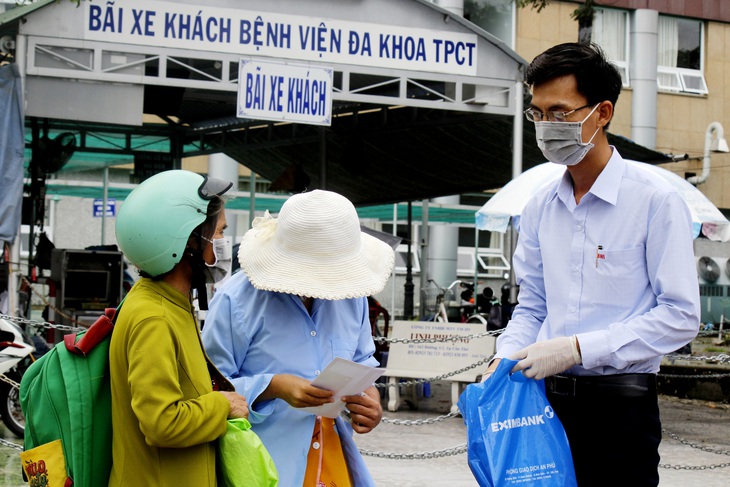 Phần quà yêu thương cho bệnh nhân chạy thận và người khuyết tật - Ảnh 3.