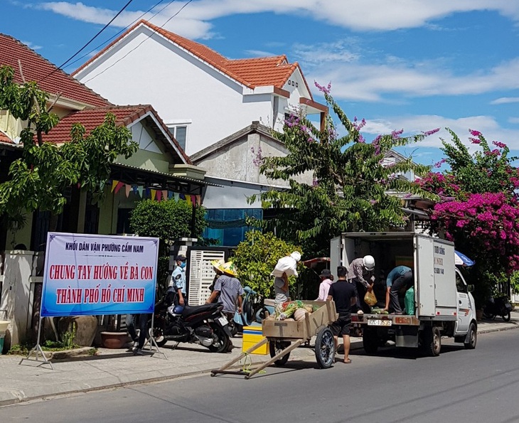 Ca sĩ Ánh Tuyết bật khóc khi hát Gửi vô Nam, mong Sài Gòn sẽ vui trở lại - Ảnh 1.