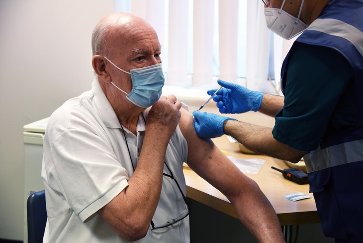 Dỡ bỏ sớm biện pháp chống COVID-19 có thể tạo ra biến thể mới kháng vaccine - Ảnh 1. Dỡ bỏ sớm biện pháp chống COVID-19 có thể tạo ra biến thể mới kháng vaccine - Ảnh 1.