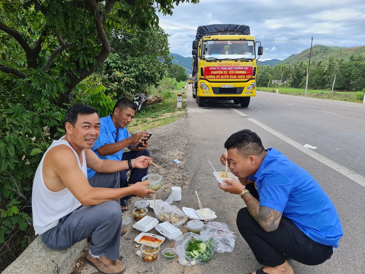 Hành trình yêu thương về TP.HCM - Kỳ 2: Chuyến xe không thể nào quên - Ảnh 2.