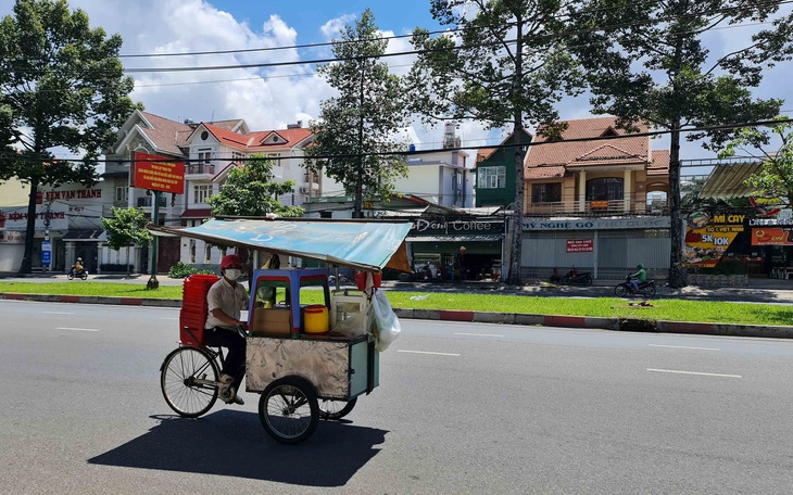 Đợt 4 dịch COVID-19, người nghèo ở TP.HCM kiệt sức với tiền trọ, bữa cơm...