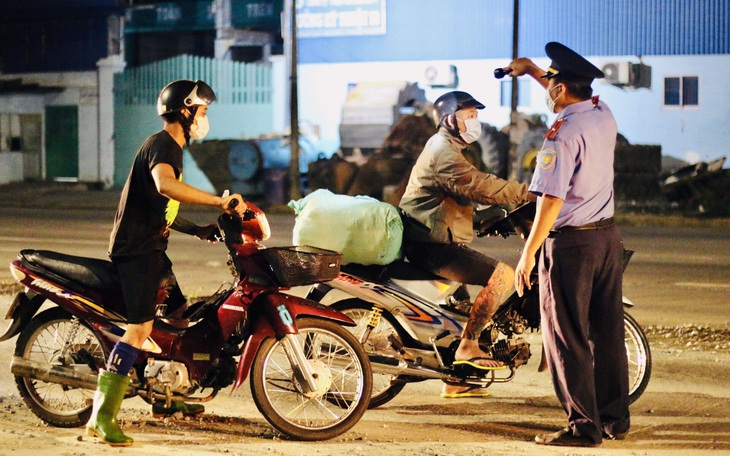 Chưa xét nghiệm âm tính, nhiều xe đi từ TP.HCM, Bình Dương... phải quay đầu