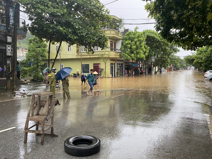 TP Lào Cai mưa lớn, nhiều ôtô chìm trong nước - Ảnh 5.