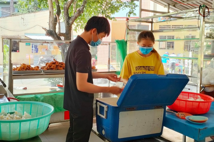 Góc sẻ chia ở UTE: Sinh viên thiếu thốn, ghé đến là nhận mì tôm, bánh gạo vô điều kiện - Ảnh 4.