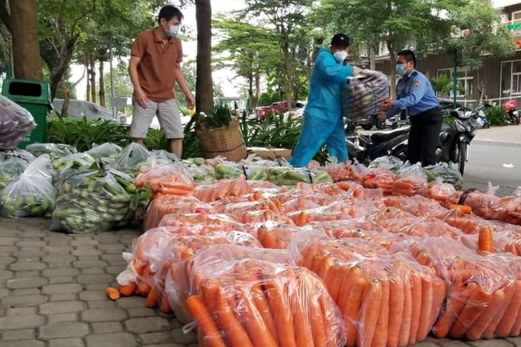 Người hùng đi chợ ở chung cư bị phong tỏa - Ảnh 2.