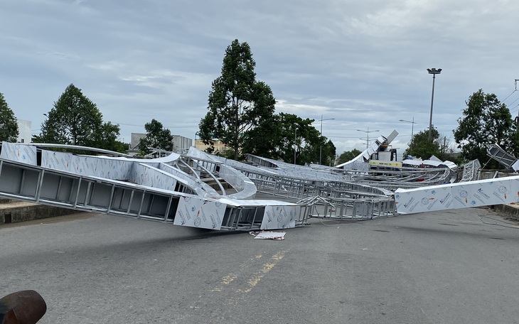 Sập giàn đèn trang trí tiền tỉ trên cầu Maspero ở Sóc Trăng