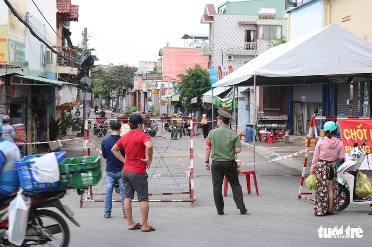 Ngoài học sinh đi thi, ai được phép ra vào phường Tân Phú trong thời gian phong tỏa? - Ảnh 1.