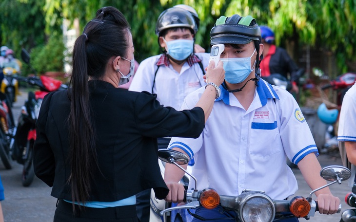 Một phó giám đốc sở, thường trực ban chỉ đạo thi THPT ở Vĩnh Long mắc COVID-19 - Ảnh 1.