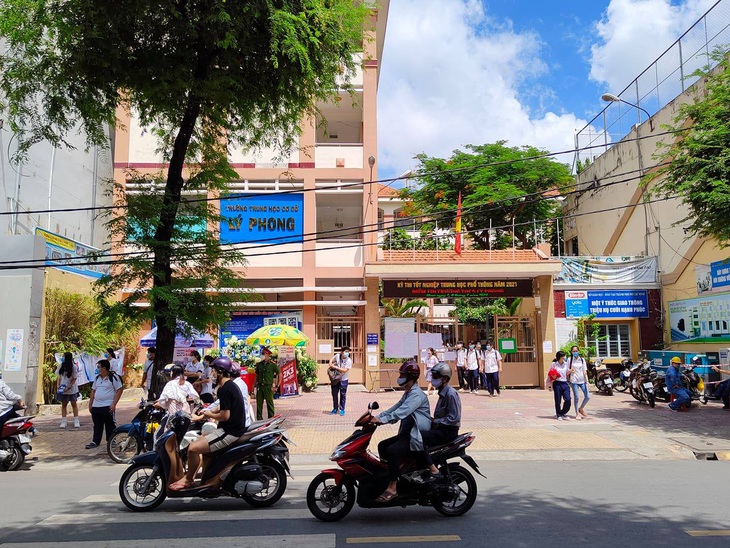 Thi xong 1 tiếng, thí sinh vẫn chưa ra về hết - Ảnh 1. Thi xong 1 tiếng, thí sinh vẫn chưa ra về hết - Ảnh 1.