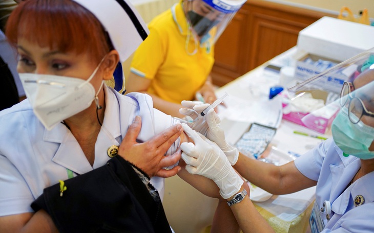 Thái Lan đàm phán mua vắc xin Pfizer và Moderna, vất vả chống vượt biên