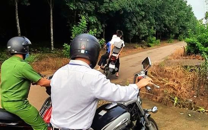 Thí sinh đang ngủ, tình nguyện viên tới nhà dựng dậy chở đi thi tốt nghiệp