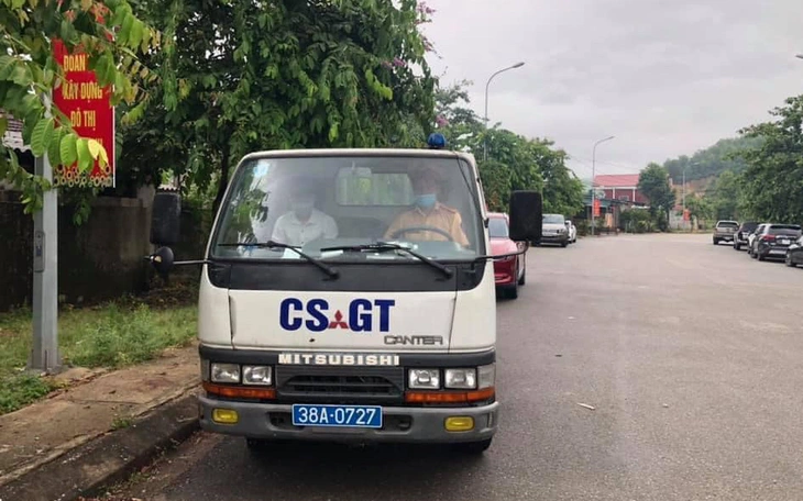 Thấy nam sinh dắt bộ xe, cảnh sát giao thông hỏi thăm rồi chở thẳng tới phòng thi - Ảnh 2.