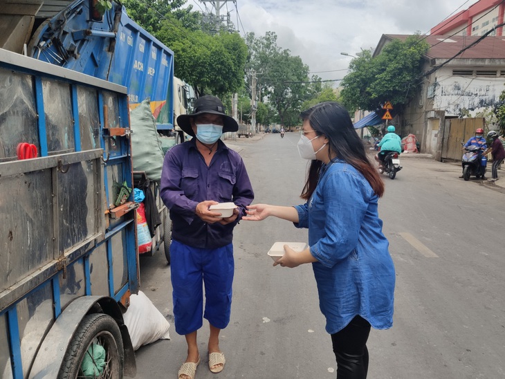 Những suất ăn ấm tình nghệ sĩ - Ảnh 1.