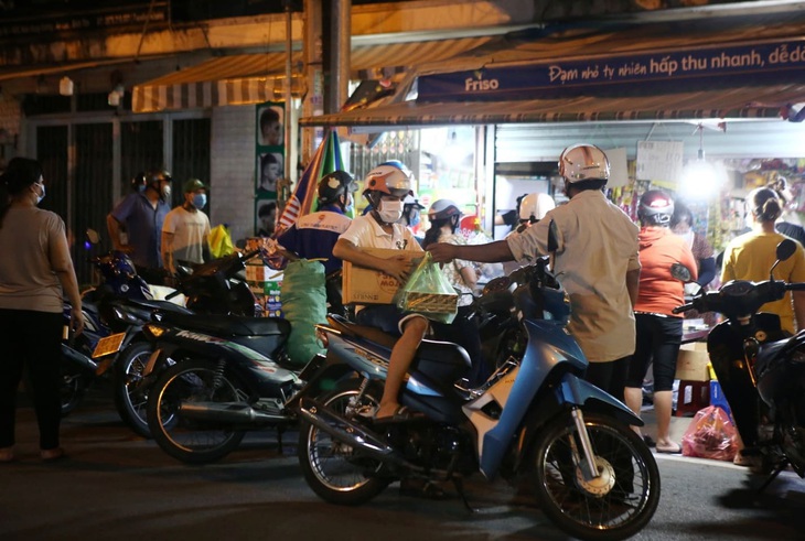 TP.HCM: Cửa hàng tạp hóa bán hàng thiết yếu được hoạt động, còn lại ngừng - Ảnh 2.