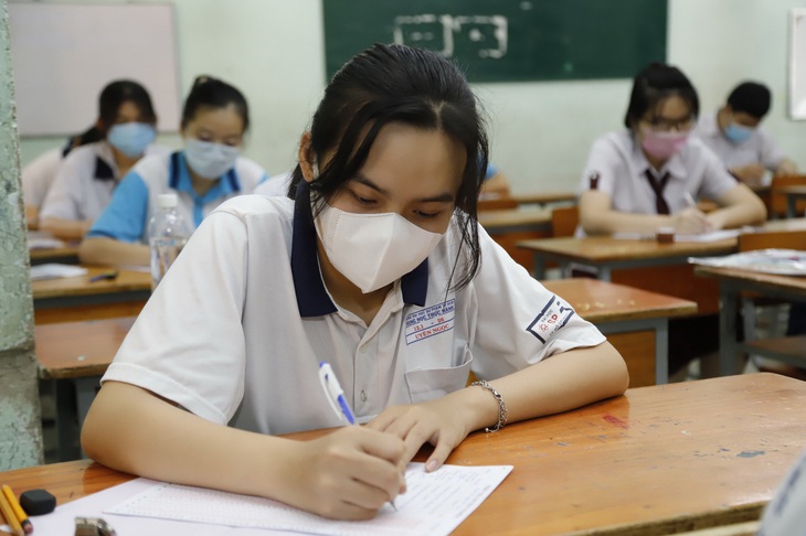 Thí sinh thoải mái bước vào thi môn cuối: ngoại ngữ - Ảnh 5. Thí sinh thoải mái bước vào thi môn cuối: ngoại ngữ - Ảnh 5.