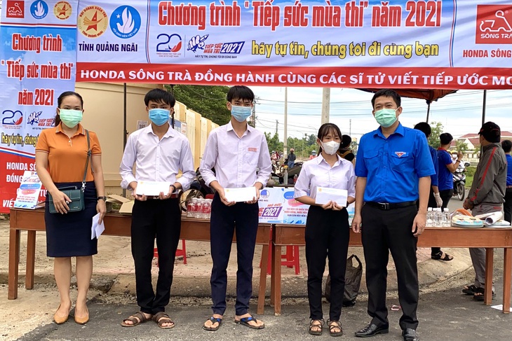 Trao học bổng cho thí sinh khó khăn ngay tại điểm thi - Ảnh 2.