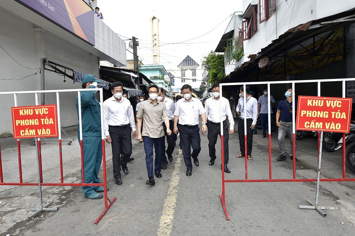 Phó thủ tướng Vũ Đức Đam kiểm tra bệnh viện dã chiến, khu phong tỏa, siêu thị tại TP.HCM - Ảnh 5.