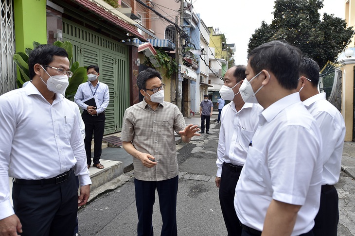 Phó thủ tướng Vũ Đức Đam kiểm tra bệnh viện dã chiến, khu phong tỏa, siêu thị tại TP.HCM - Ảnh 6.