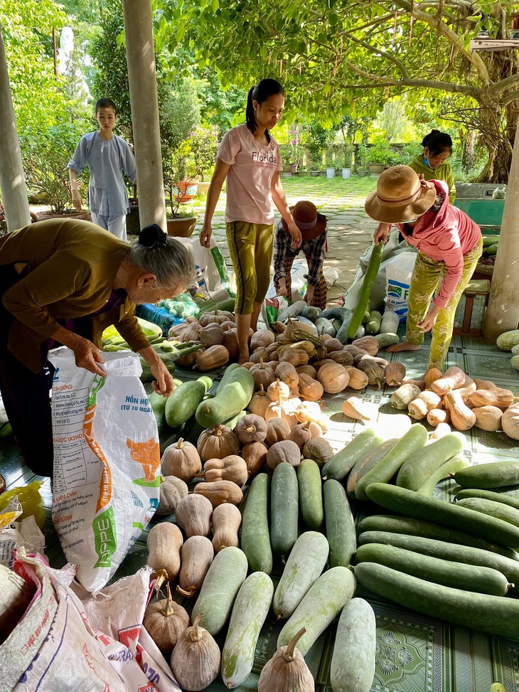 Bà con Quảng Trị, Quảng Bình gom bầu bí, gạo muối gửi Sài Gòn, người Sài Gòn cay khóe mắt - Ảnh 7.