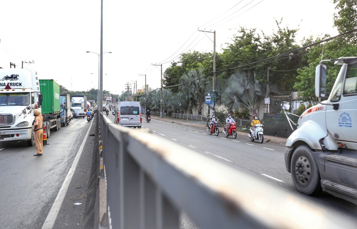 Sáng đầu tiên lập chốt ở cửa ngõ TP.HCM, nơi ùn tắc gần 1km, nơi thoáng - Ảnh 3.