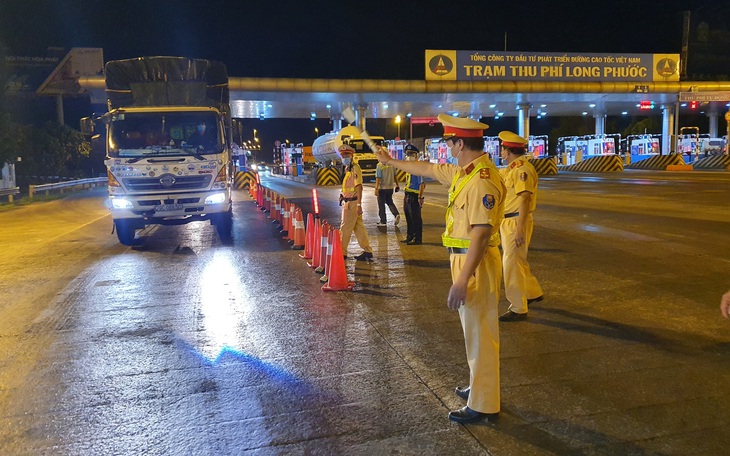 ‘Không có giấy thông hành phải quay đầu kiếm chỗ ngủ, ngày mai đi xét nghiệm