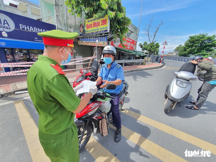 Ở quận 12 xin qua Gò Vấp chăm thú cưng, CSGT yêu cầu quay đầu - Ảnh 2.