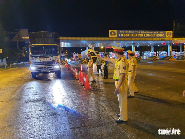 ‘Không có giấy thông hành phải quay đầu kiếm chỗ ngủ, ngày mai đi xét nghiệm - Ảnh 3.