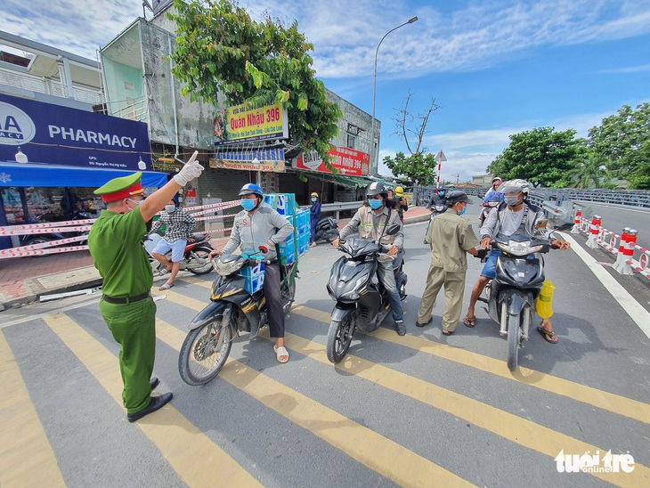 Ở quận 12 xin qua Gò Vấp chăm thú cưng, CSGT yêu cầu quay đầu - Ảnh 4.