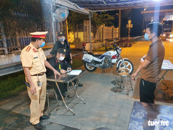 ‘Không có giấy thông hành phải quay đầu kiếm chỗ ngủ, ngày mai đi xét nghiệm - Ảnh 6.