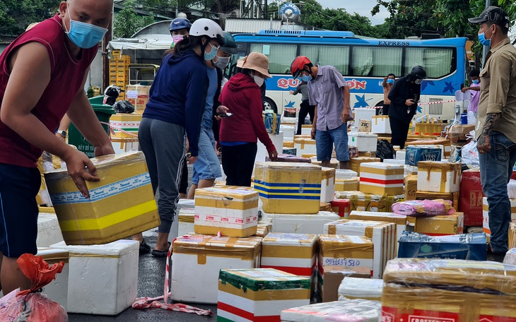 Ngày đầu giãn cách, hàng quê tươi sống, chả bò, rau củ... từ khắp nơi ‘tiếp tế’ cho Sài Gòn