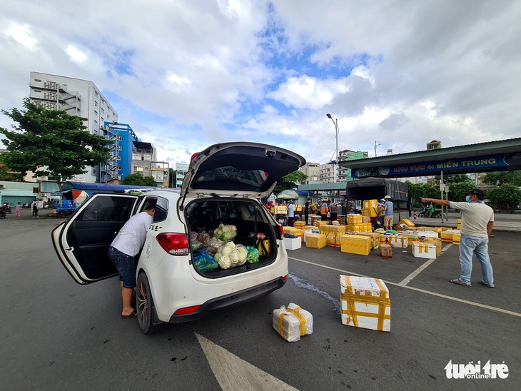 Ngày đầu giãn cách, hàng quê tươi sống, chả bò, rau củ... từ khắp nơi ‘tiếp tế’ cho Sài Gòn - Ảnh 4.