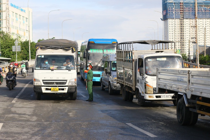 HỎI - ĐÁP về dịch COVID-19: Doanh nghiệp đăng ký luồng xanh cho xe ra vào TP.HCM ra sao? - Ảnh 1.