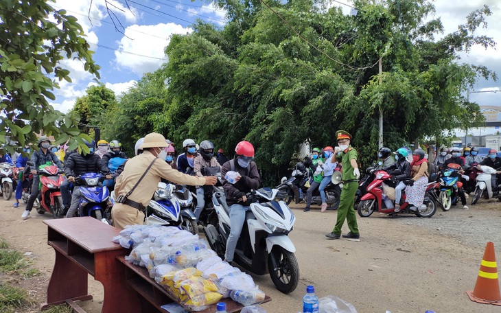 Bình Phước ngưng đón dân về, tìm cách hỗ trợ để 