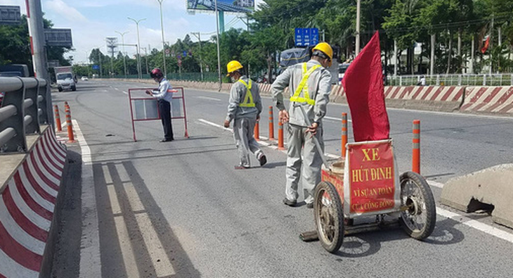 Giữa dịch vẫn quét cả 1 ký đinh chỉ trên 100m quốc lộ 1 - Ảnh 2. Giữa dịch vẫn quét cả 1 ký đinh chỉ trên 100m quốc lộ 1 - Ảnh 2.