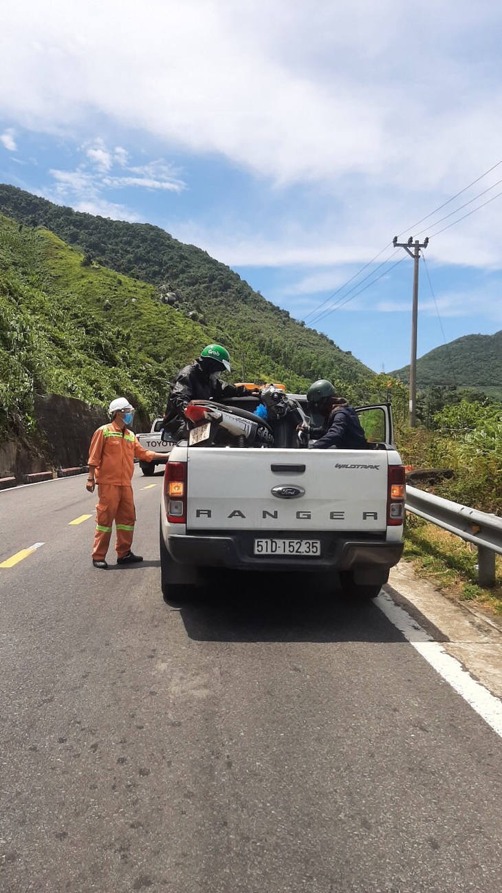 Hầm Hải Vân ngưng trung chuyển vì quá tải, dòng người ùn ùn vượt đèo tìm đường về quê - Ảnh 5.