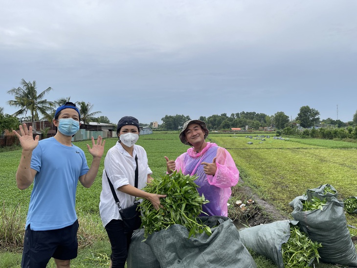 Nhà thiết kế Thuận Việt và 3 tuần cắt 15 tấn rau muống chở đến khu phong tỏa - Ảnh 3.