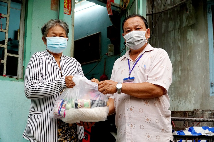 Cô chú lớn tuổi tất bật giúp người nghèo trong mùa dịch - Ảnh 1.