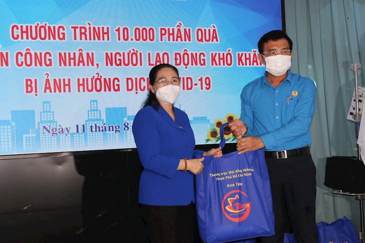 HĐND TP.HCM trao 10.000 phần quà cho công nhân, người lao động khó khăn - Ảnh 1.