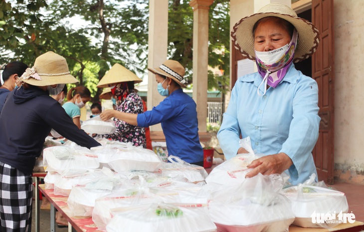 Sáng tối đỏ lửa nấu cơm miễn phí cho người về quê cách ly - Ảnh 1.