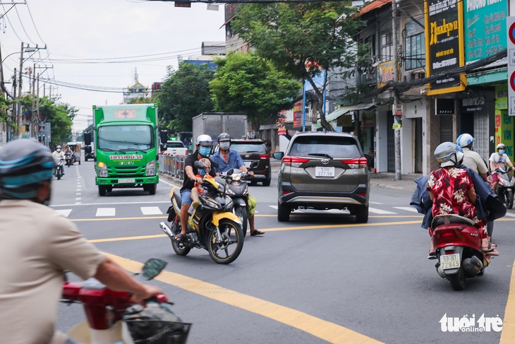 TP.HCM: Xe cộ đông đúc trở lại ở nhiều nơi - Ảnh 7.