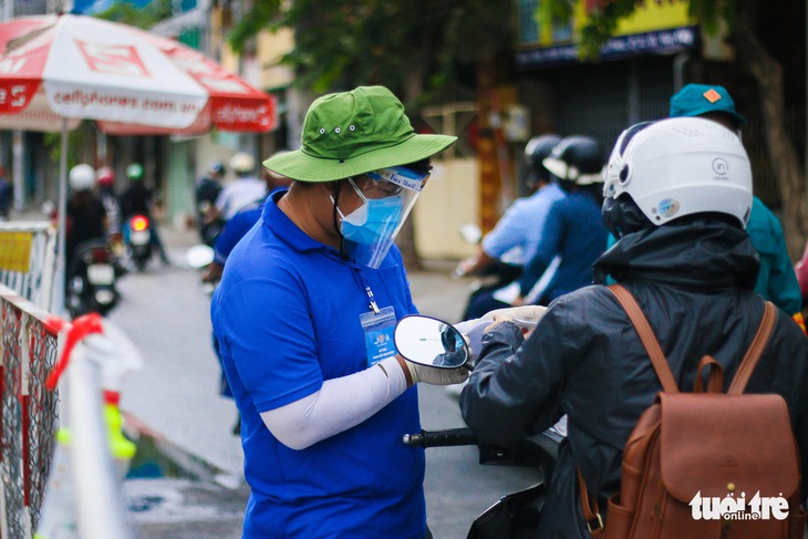 TP.HCM: Xe cộ đông đúc trở lại ở nhiều nơi - Ảnh 3.