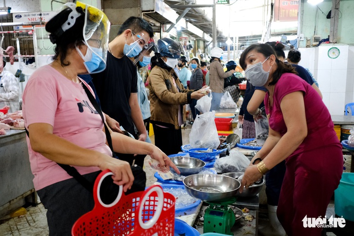 Sau tin hạn chế ra khỏi nhà nếu dịch không giảm, chợ và siêu thị ở Đà Nẵng chen chúc khách - Ảnh 9.