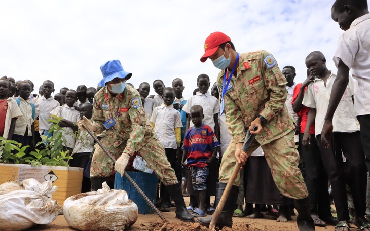 Chiến sĩ "mũ nồi xanh" trồng cây xanh ở Nam Sudan