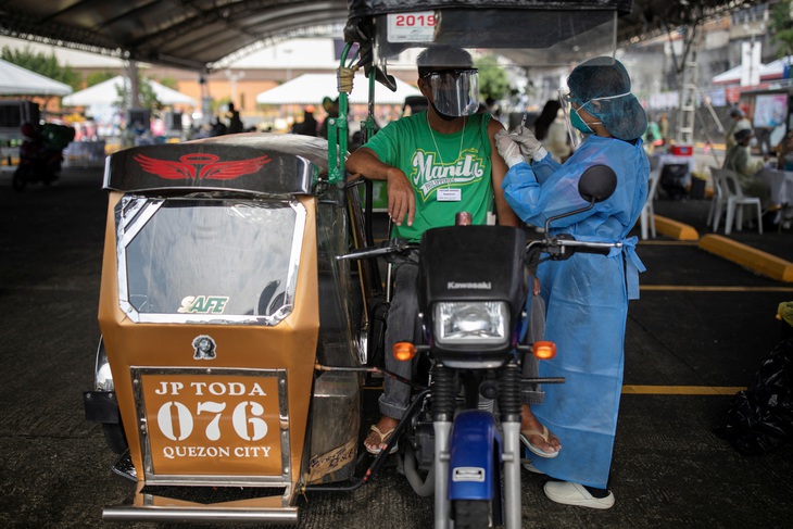 Một y tá Philippines phải chăm sóc 12 bệnh nhân COVID-19 - Ảnh 1.